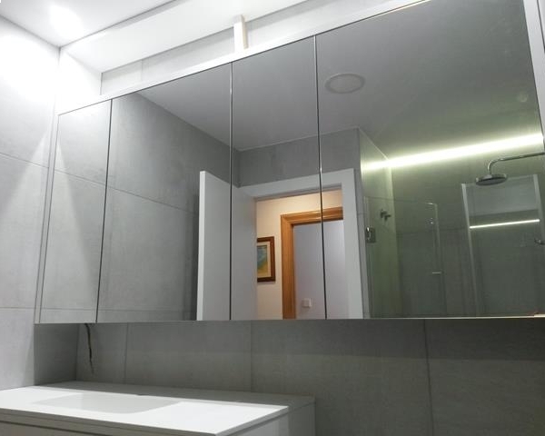 Baños lacados tirador chaflán.