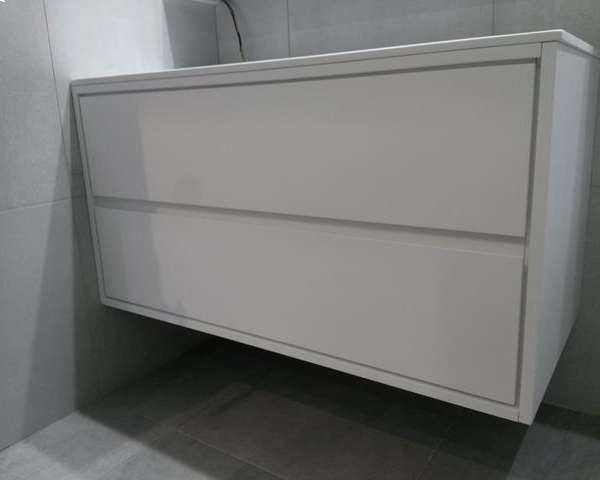 Baños lacados tirador chaflán.
